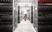 Reifen im Regal gelagert
