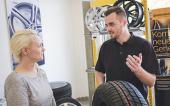 Experte berät Kundin über Metzeler Reifen