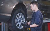 Monteur montiert Firestone Reifen