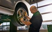 Monteur montiert Bridgestone Reifen