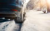 Winterreifen auf schneebedeckter Straße