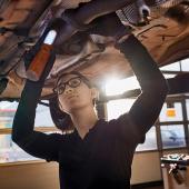 Monteurin führt Autoservices aus