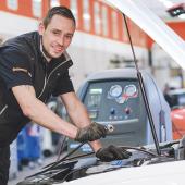Mitarbeiter beim Autoservice