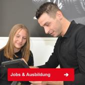 Mit einem Job oder einer Ausbildung bei Profi Reifen den Reifen in der Hand halten.