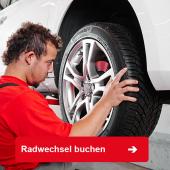 Profi Reifen Mitarbeiter beim Radwechsel