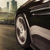 Sommerreifen auf Asphalt bei voller Fahrt