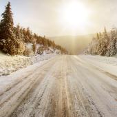 Eine Schneebedeckte Straße deshalb: Winterreifenpflicht