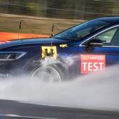 Testfahrzeug auf Aquaplaningstrecke